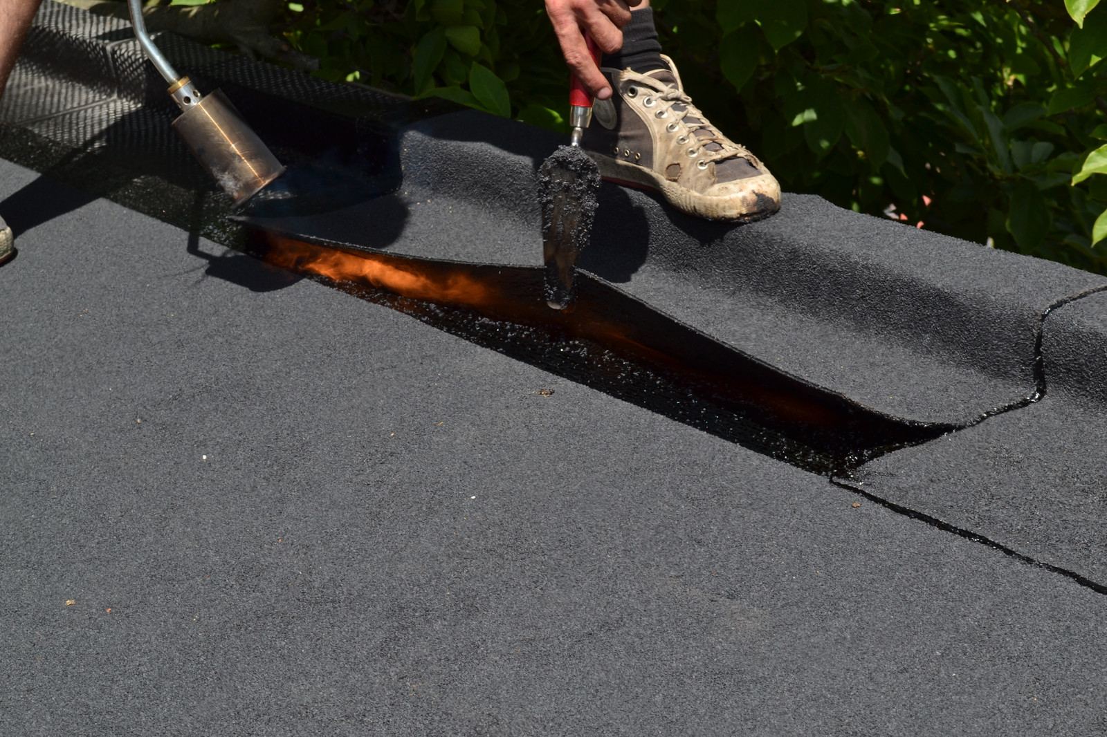 Roofing wordt met een brander aangebracht