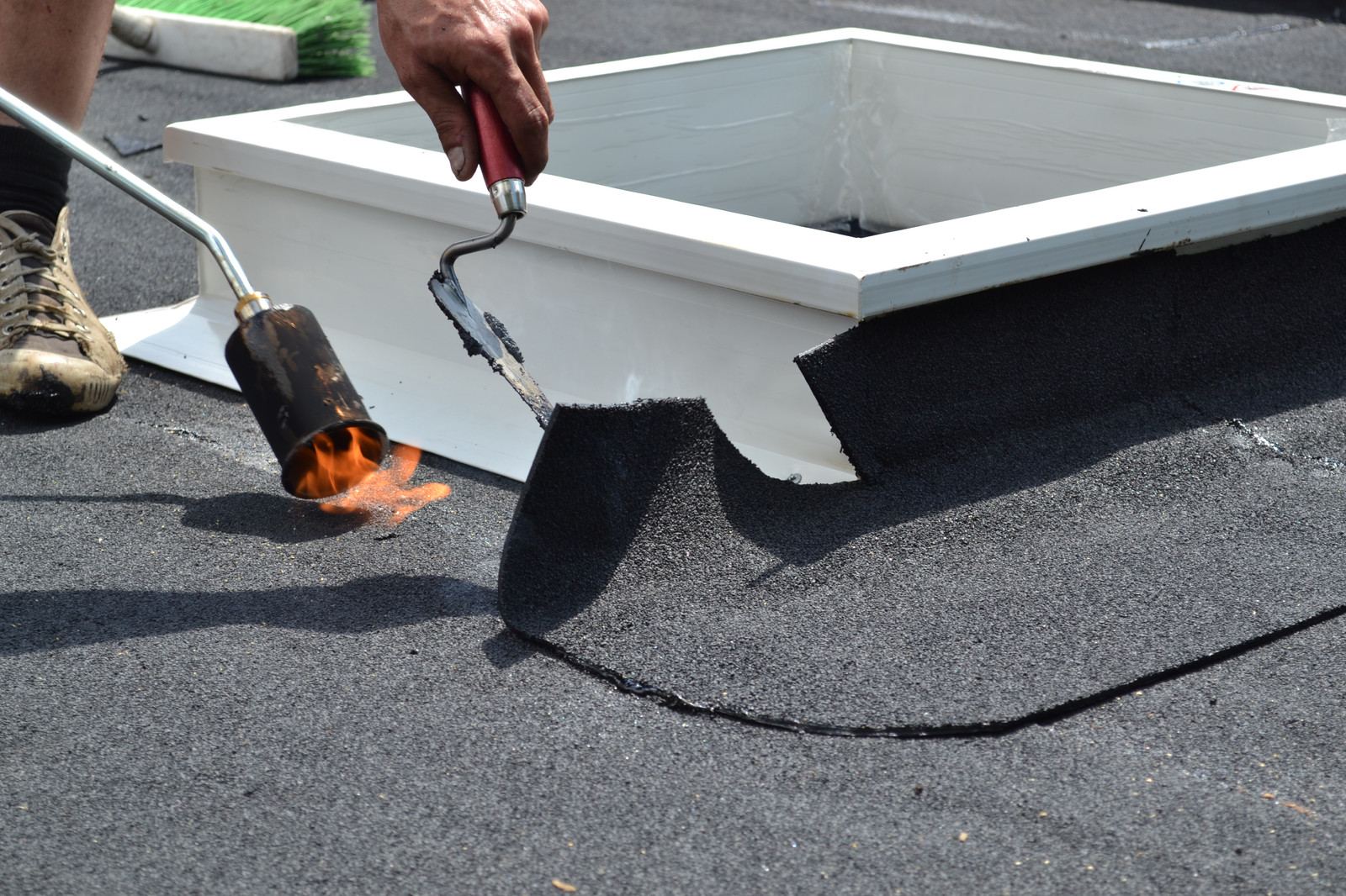 Roofing wordt rond een witte dakkoepel aangebracht