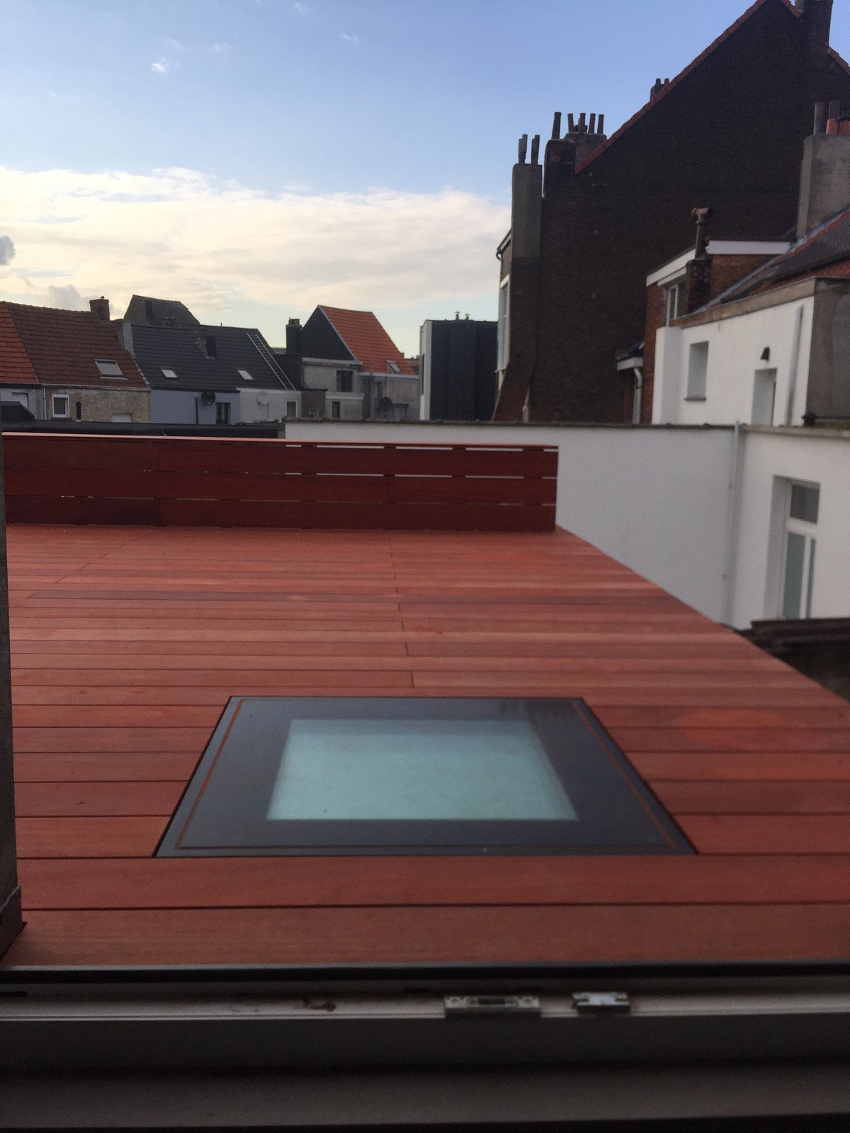 Houten terras met een dakvenster